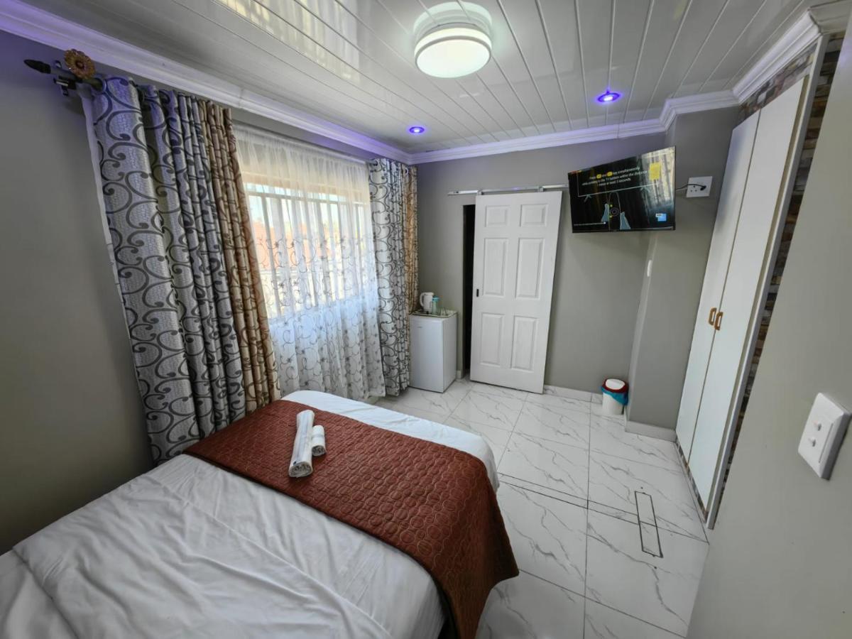 Essential Lodge23 Homestay Cape Town